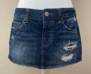 American Eagle Distressed Denim Micro Mini Skirt Size 4 Y2K Edgy Preppy Festival